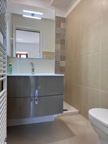 La salle de bains est pourvue d'un lavabo et de toilettes. dans l'établissement Borgo Vivo, à Calitri