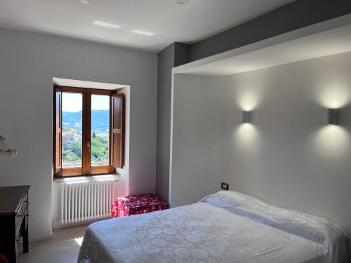 1 dormitorio con cama y ventana en Borgo Vivo, en Calitri