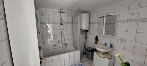 La salle de bains est pourvue d'une baignoire, d'un lavabo et d'une baignoire. dans l'établissement FERIENHAUS EICK, à Friedrichroda