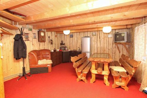 a room with chairs and a table and a tv at Окремий еко-котедж "Попівун" in Tatariv