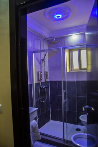 a bathroom with a shower and a sink at Hotel Univers 3 Aeroport Luxe in Niamey