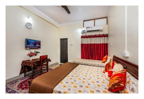 een slaapkamer met een groot bed met een teddybeer erop bij Jaiswal Homestay Pet friendly Entire Bungalow in Jabalpur