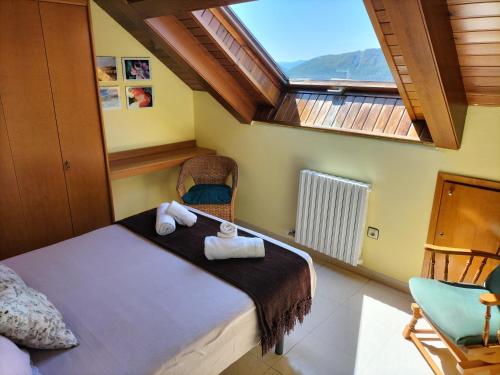 Postel nebo postele na pokoji v ubytování La Lucana Ordesa Ainsa apartamento