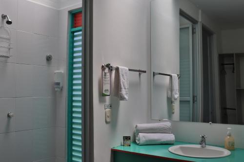 uma casa de banho com um lavatório e um espelho em Hotel Campestre La Tata em Montenegro