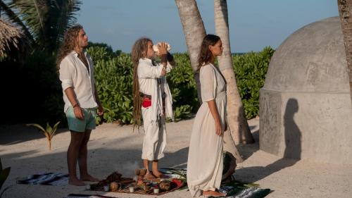 un gruppo di persone in piedi sulla spiaggia di Maya Tulum By G Hotels a Tulum