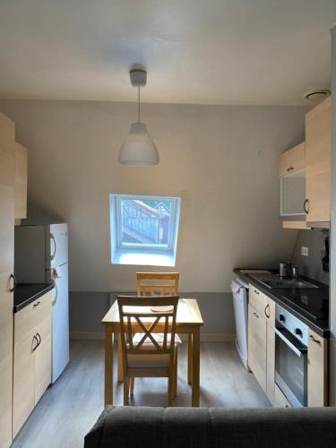 Il comprend une cuisine avec une table, deux chaises et une table. dans l'établissement Au joli Barséquanais, à Bar-sur-Seine