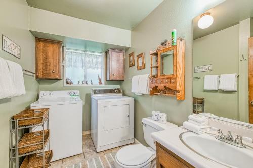 ein Bad mit einem WC und einem Waschbecken in der Unterkunft Bullwinkle's Place in Shaver Lake