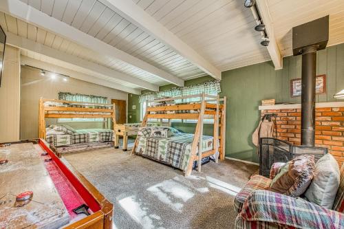 薛佛湖的住宿－Bullwinkle's Place，一间设有三张双层床的客房