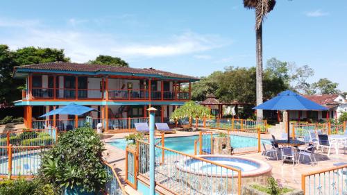 un complejo con piscina y complejo en Hotel Campestre La Tata en Montenegro