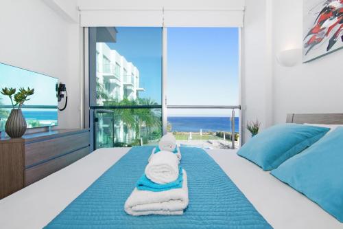 プロタラスにあるVERONICA - Coralli Beachfront Apartmentの海の見えるベッドのある寝室