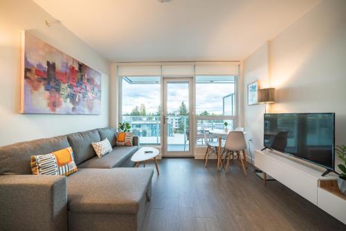 ein Wohnzimmer mit einem Sofa und einem Flachbild-TV in der Unterkunft Charming Oasis Close to Airport & Downtown Views in Richmond