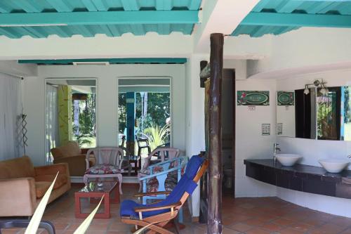 a living room with chairs and a table at Hotel Campestre La Tata in Montenegro