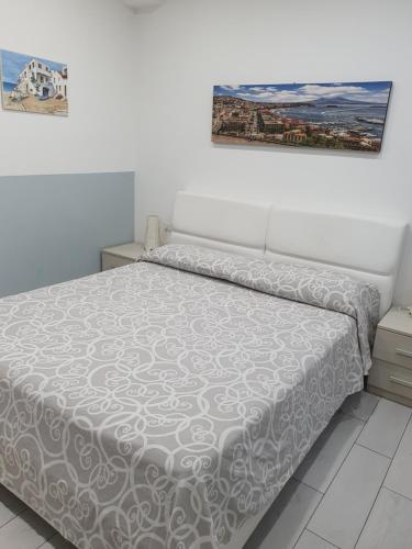 ナポリにあるCasa Sant'Elmo 21のベッドルーム1室(グレーのベッドカバー付)