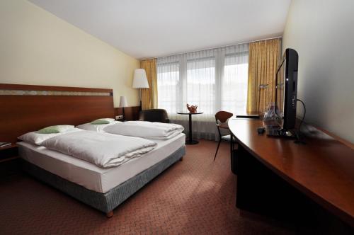 A bed or beds in a room at Hansa Apart-Hotel Regensburg