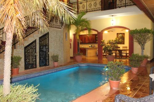 una piscina en medio de una casa en Hotel Guardabarranco en Granada