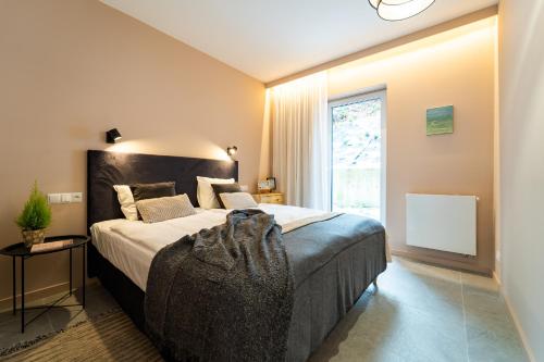 Un dormitorio con una cama grande y una ventana. en Z SAUNĄ, BLISKO WYCIĄGU - Osada Wilczy Potok, en Szczyrk