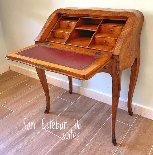 a wooden table sitting on top of a wooden floor at SUITES SAN ESTEBAN 16 Principe in Seville