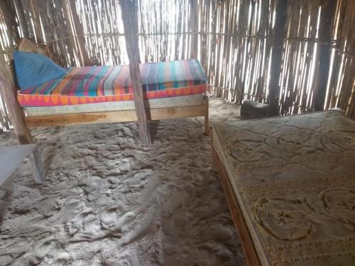 1 dormitorio con 1 cama y 1 colchón en una yurta en Arridub Island-Iguana, en Playón Chico