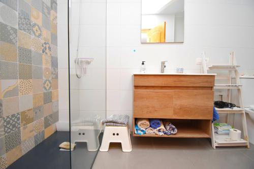 Ένα μπάνιο στο EXPOHOLIDAYS - VISTAS AL PUERTO DEPORTIVO GALERA