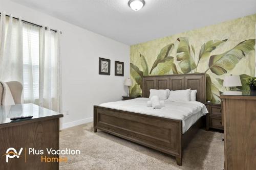 una camera con un grande letto e un murale tropicale sul muro di 320-Luxury Villa w POOL&Hot Tub a Orlando