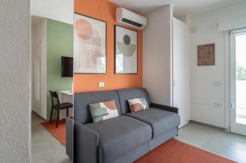 ein Wohnzimmer mit einem Sofa und einem Tisch in der Unterkunft LOUXORY ACCOMODATION CAGLIARI in Cagliari