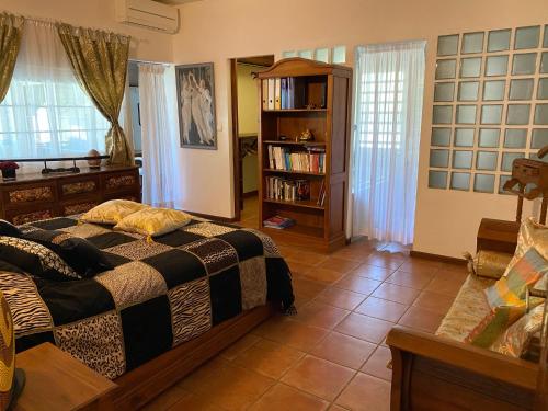 - une chambre avec un lit et une étagère dans l'établissement Villa 'Zuzana' avec piscine proche plage et lagon, à La Saline les Bains