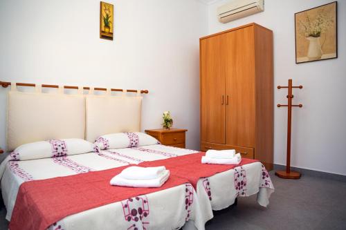 ムロにあるCasa Marimar 039 by Mallorca Charmeのベッドルーム1室(ベッド2台付)が備わります。