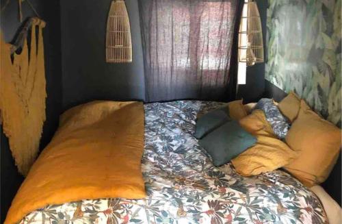 uma cama com um monte de almofadas em Coeur de Lyon avec Terrasse et Jacuzzi em Lyon