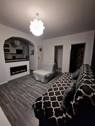 sypialnia z żyrafowym łóżkiem i żyrafowym żyrandolem w obiekcie Apatrament Jagielońska w mieście Legnica
