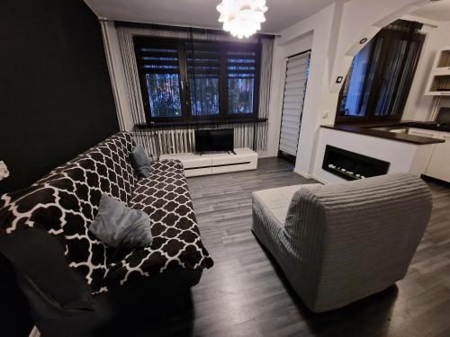 salon z kanapą i krzesłem w obiekcie Apatrament Jagielońska w mieście Legnica