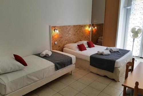 une chambre avec deux lits et un miroir dans l'établissement STUDIOS PARISIENS, à Cannes