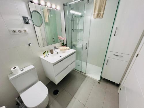 a bathroom with a toilet and a shower and a sink at Apartamentos Los Balandros by SunHousesCanarias in Maspalomas
