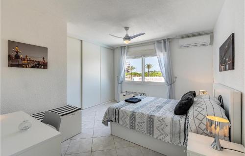 um quarto branco com uma cama e uma janela em Stunning Apartment In Roquetas De Mar With House A Mountain View em Roquetas de Mar