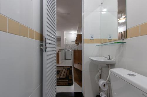 een kleine badkamer met een wastafel en een toilet bij Apartamento completo no Brás in Sao Paulo