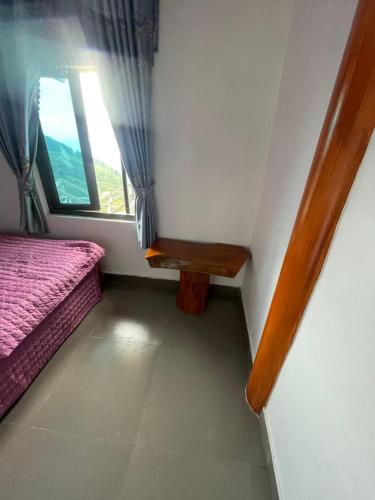 a small room with a bed and a window at Homestay Chân Mây Chiêu Lầu Thi in Hoàng Su Phì