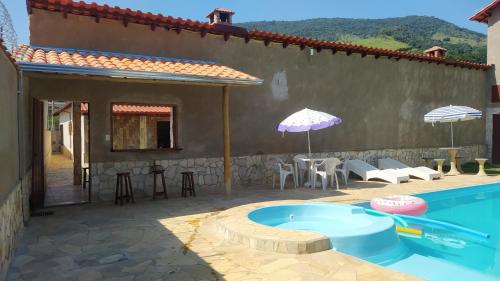 Bazén v ubytování Chácara das Primaveras nebo v jeho okolí