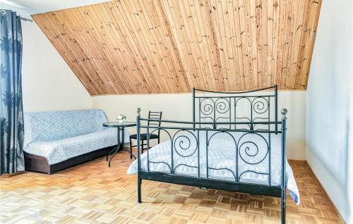 una camera con letto e divano di 7 Bedroom Lovely Home In Pasym a Pasym