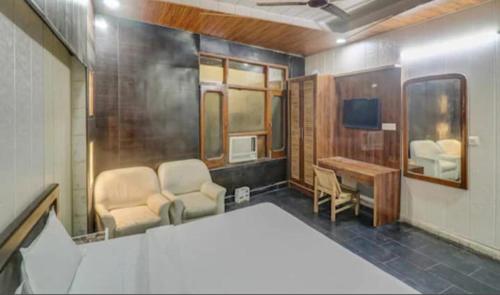 TV a/nebo společenská místnost v ubytování HOTEL Royal Plaza