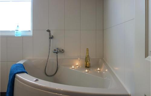 Bilik mandi di Beautiful Home In Nordhorn With Kitchen