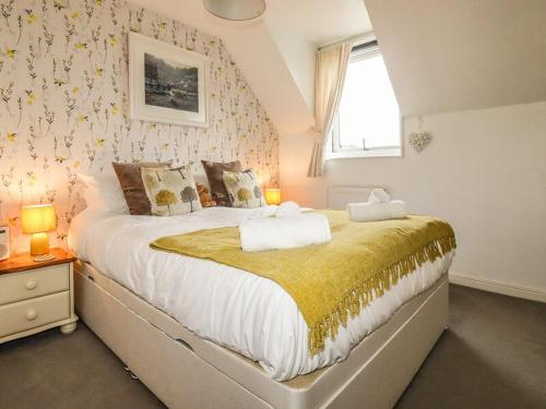 a bedroom with a large bed with flowers on the wall at Padstowgetaways in Padstow