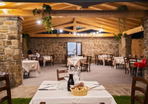een eetkamer met een tafel met een mand erop bij Le Querce Farmhouse in Agropoli
