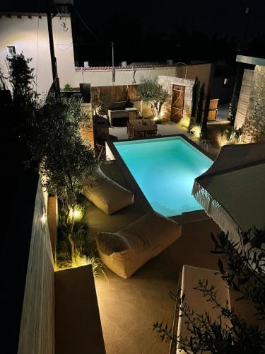 una piscina en un patio trasero por la noche en Mikro1890, en Mesoyi