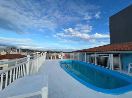 a balcony with a swimming pool on top of a building at Ilha azul hospedagem in Florianópolis