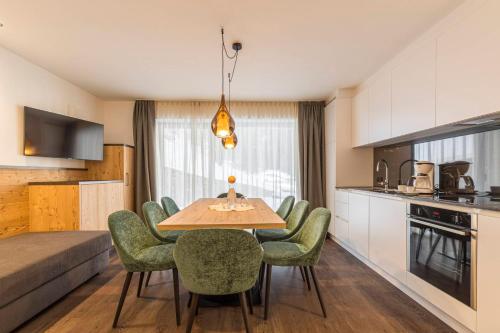 uma cozinha e sala de jantar com mesa e cadeiras em Chalet Miriam em Selva di Val Gardena