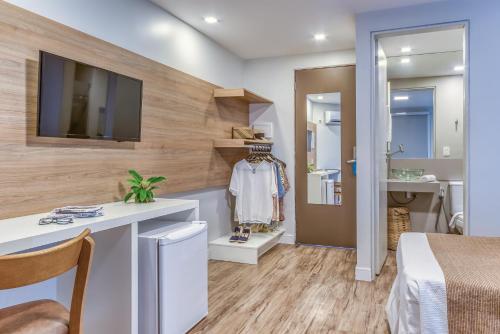 TV a/nebo společenská místnost v ubytování Cais da Praia Hotel