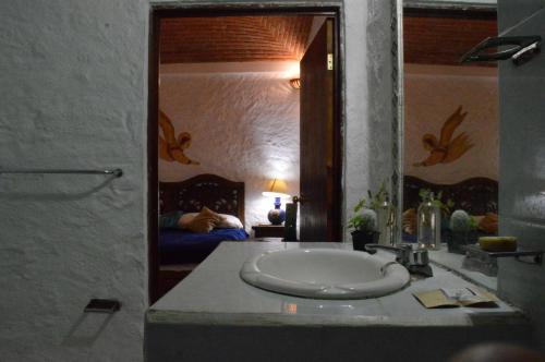 y baño con lavabo y espejo. en Casa Centeopan, en Amatlán