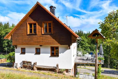 a small house with a wooden roof at Ferienhaus Müllerswald in Schenkenzell