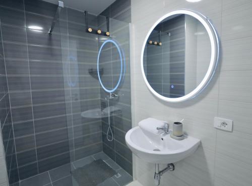 Ένα μπάνιο στο Miku Apartment - Captivating 3 Bedroom At Olympic Residence