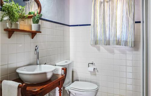 een badkamer met een wastafel en een toilet bij 1 Bedroom Amazing Home In Estepa in Estepa