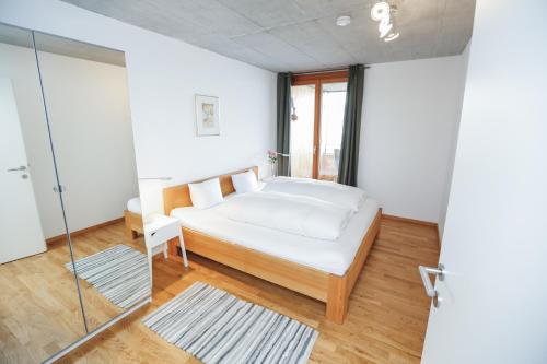 Schlafzimmer mit einem Bett und einer Glaswand in der Unterkunft Gartenwohnung mit 3 Schlafzimmer in Klaus in Klaus